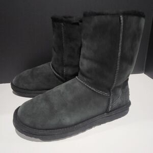 Ugg Dark Green Size 8 Winter Snow Boots